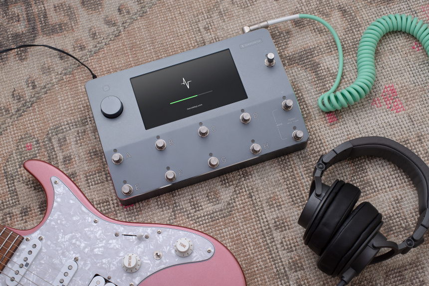 Quad Cortex junto a guitarra