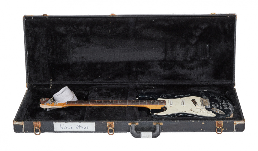 Estuche de la Fender Stratocaster destrozada por K