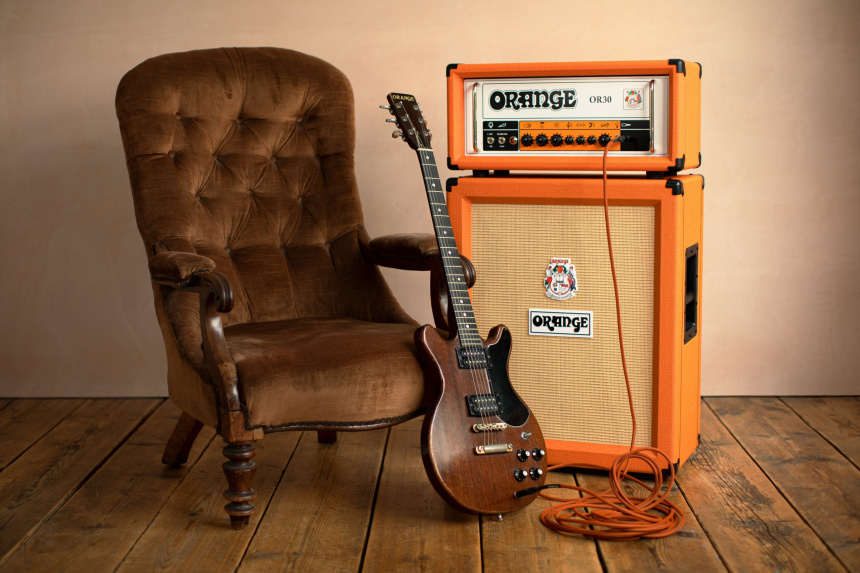 Orange OR30 junto a mecedora