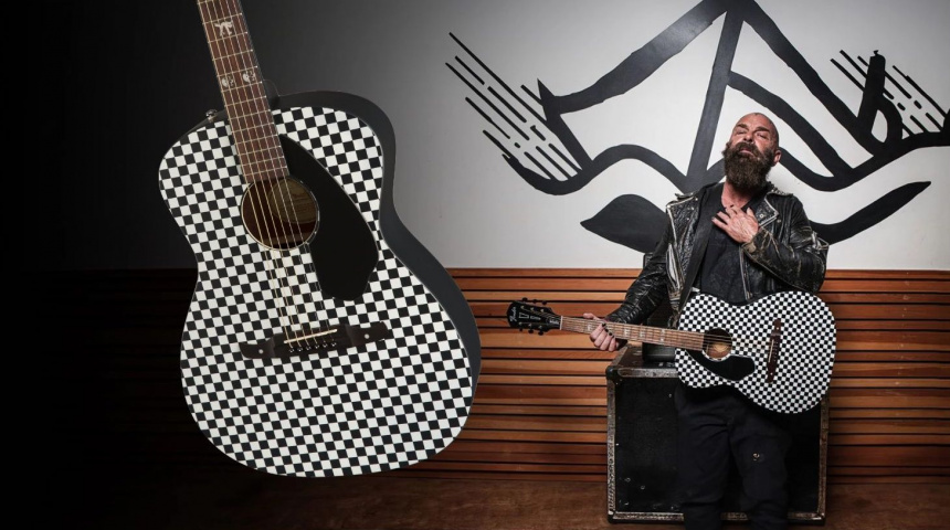 Tim Armstrong con la Fender Hellcat Checkerboard