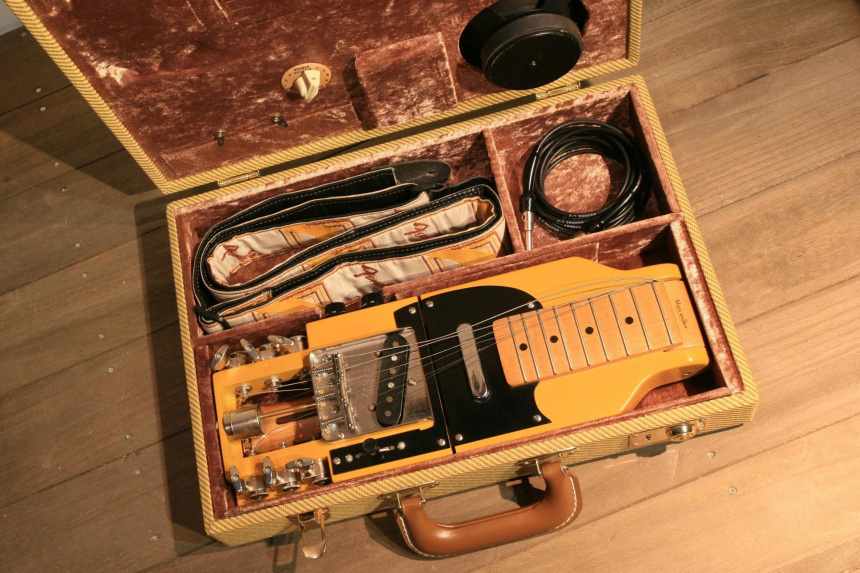 Guitarra plegable Blues Walker  en el maletín