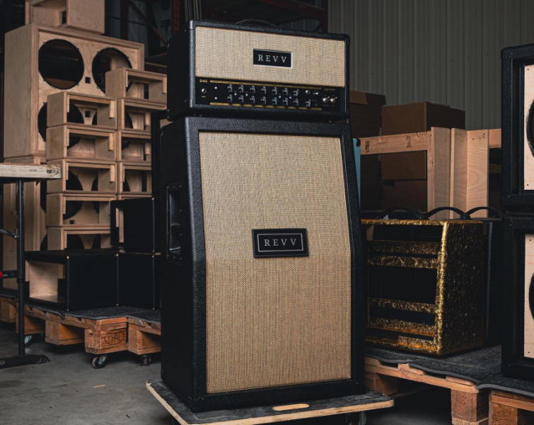 Revv Dynamis D40 con pantalla a juego