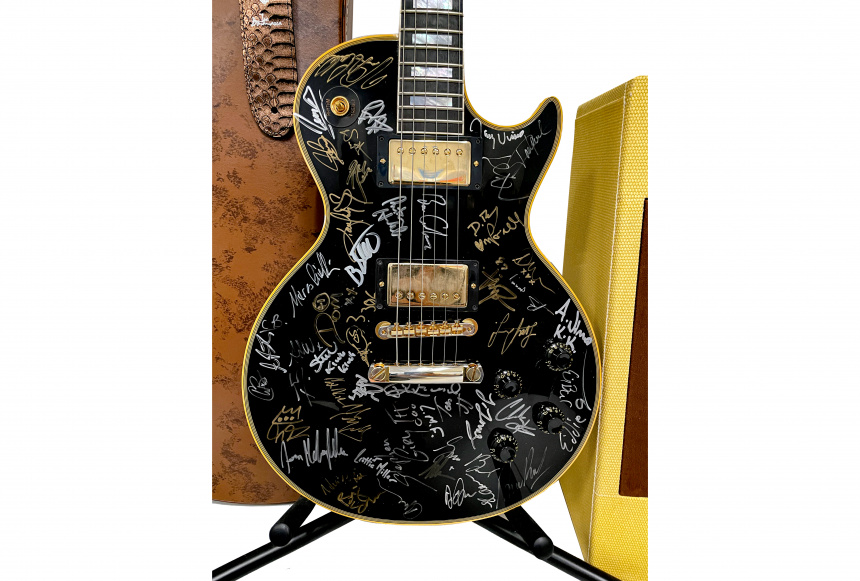 Gibson Les Paul Custom firmada por artistas que actuaron en el crucero Keeping the Blues Alive