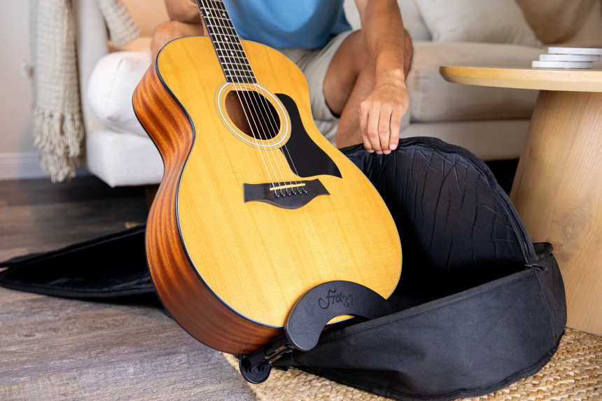 Guitarra con Fret37 S1 en una funda