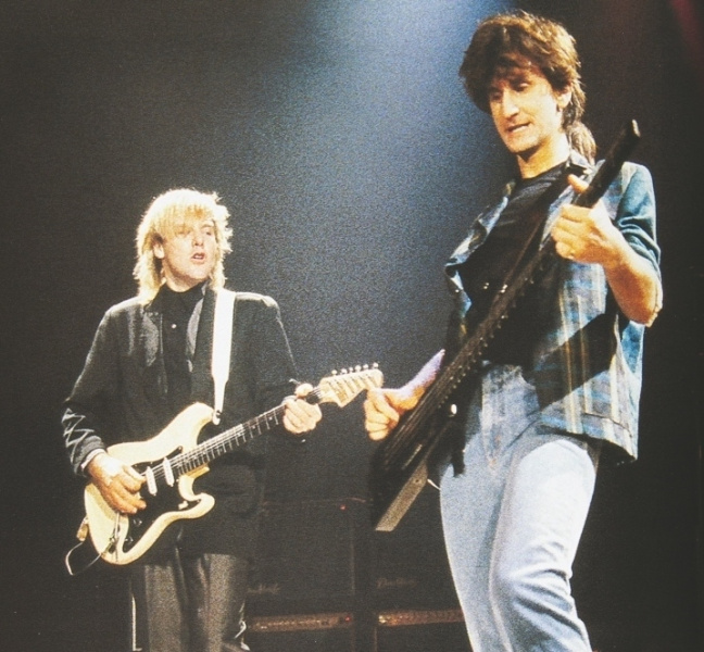 Alex Lifeson tocando su Hentor Sportscaster