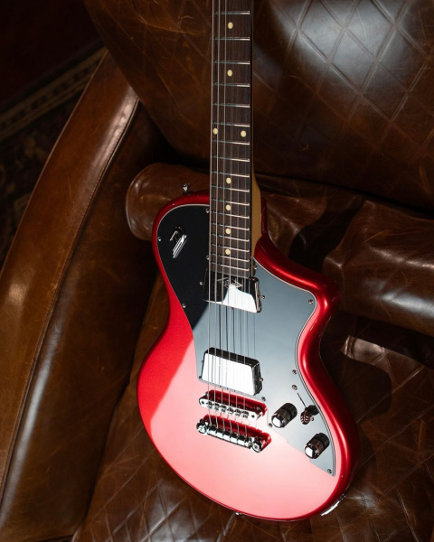 Duesenberg Julietta en Catalina Red