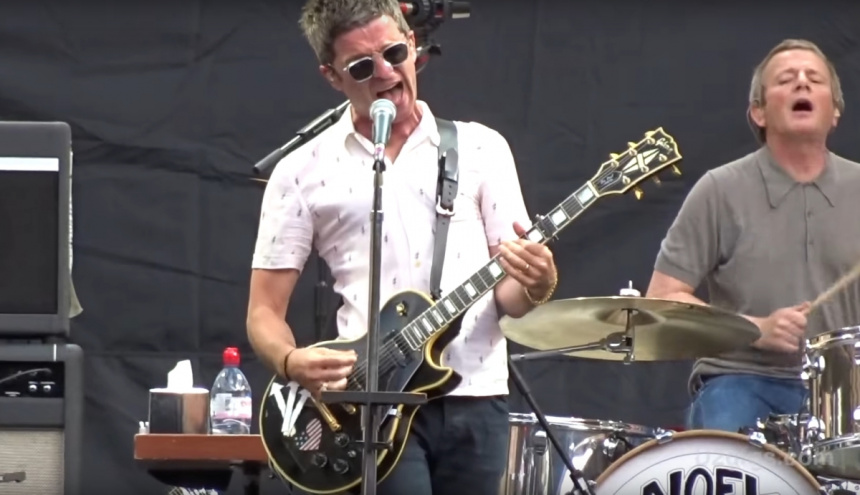 Noel Gallagher con la Gibson Les Paul Custom original ya modificada con P-90