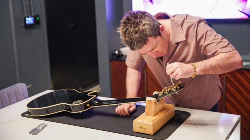 Noel Gallagher firmando las Gibson 1978 Les Paul Custom