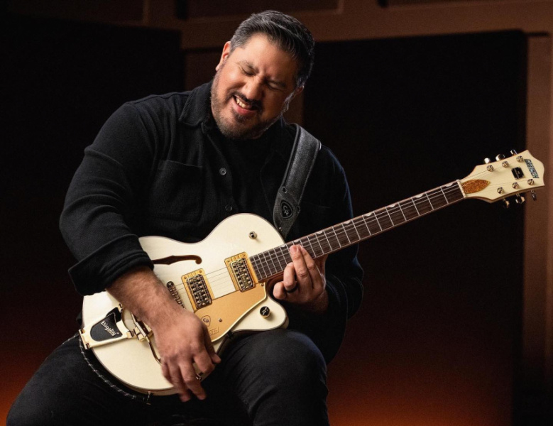 Chris Rocha con su Gretsch Electromatic Broadkaster Jr