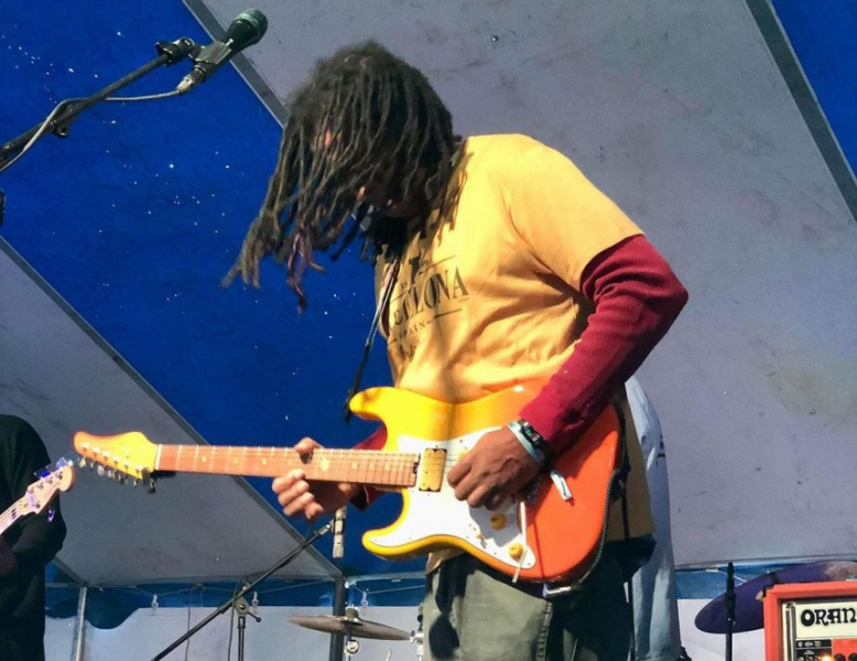 Tori Ruffin tocando la Freak Juice Traditiona