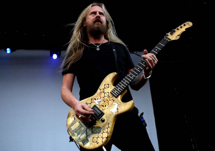 Jerry Cantrell con Alice In Chains tocando la G&L Rampage