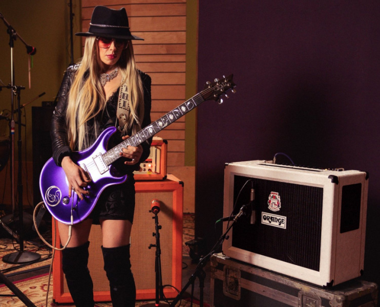 Orianthi con el Orange Oriverb Rockerverb 50 MKIII