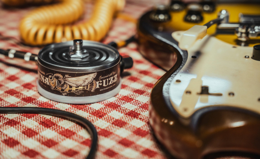 Beetronics Tuna Fuzz con guitarra