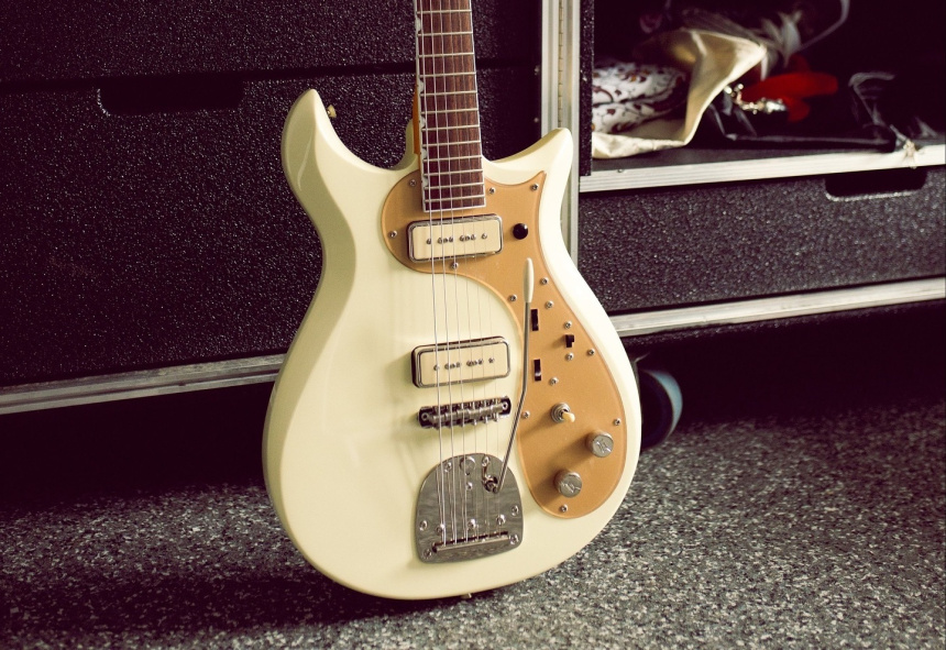 Gretsch Limited Edition Princess Antonoff Electromatic CVT apoyada en racks