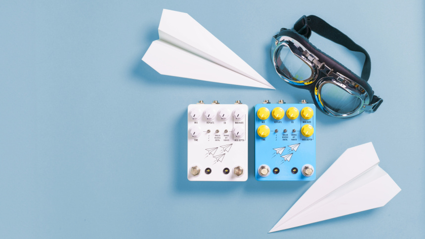JHS Pedals Flight Delay en acabados blanco y azul
