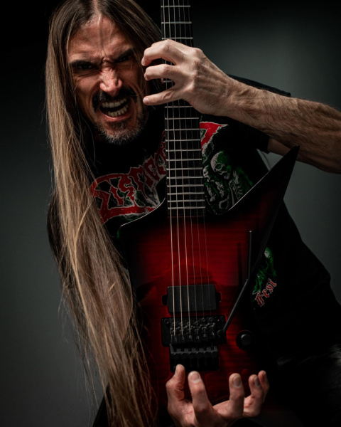 Robert Sennebäck con su Solar Guitars Type XF1.6Di