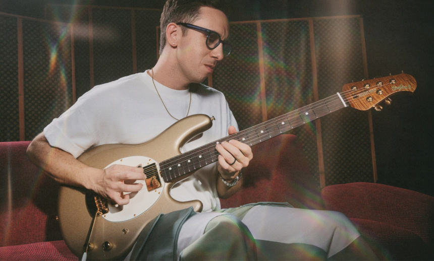 Cory Wong con su Music Man StingRay II