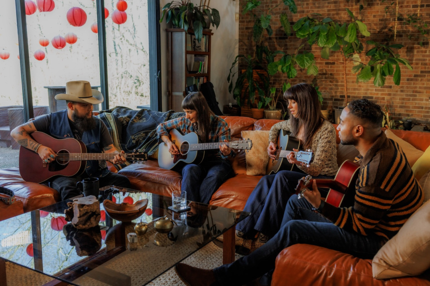 Tocándooslo las Gibson Acoustic Special J-45, L-00 y Hummingbird