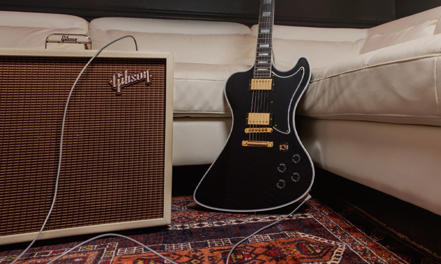 Gibson RD Custom Ebony junto a un amplificador Gibson