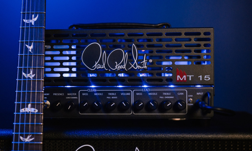 PRS MT 15 V2 con guitarra apoyada