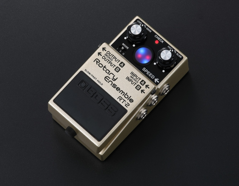 Boss RT-2 Rotary Ensemble sobre fondo negro
