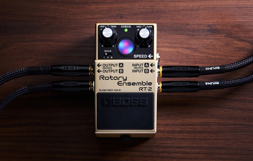 Entradas y salidas estéreo del Boss RT-2 Rotary En