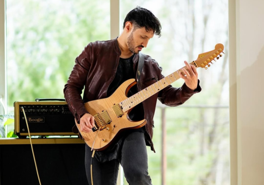 Angel Vivaldi con su nueva Charvel