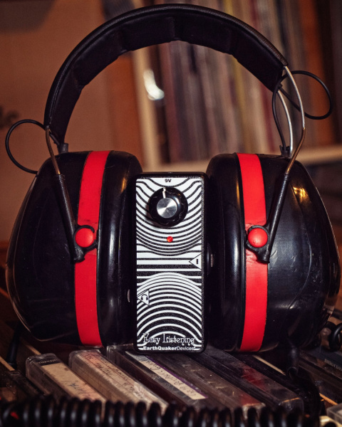 EarthQuaker Devices Easy Listening con auriculares