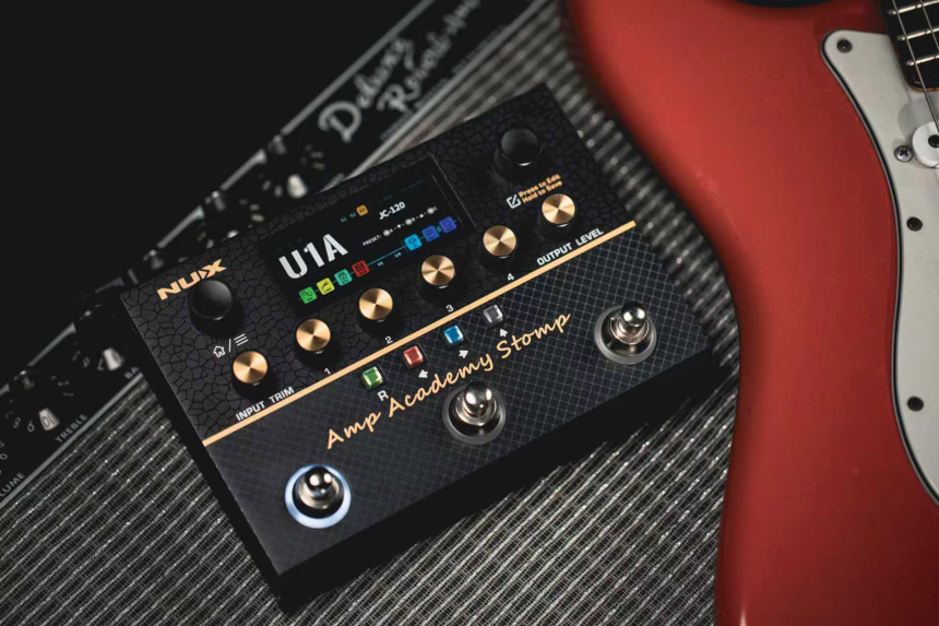 Nux Amp Academy Stomp con guitarra