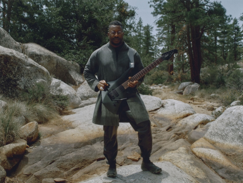 Tosin Abasi con la Sterling by Music Man Kaizen