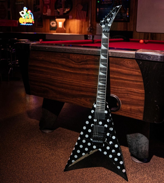 Jackson Phil Demmel Pro Series Signature King V KV Polka Dot junto mesa de billar