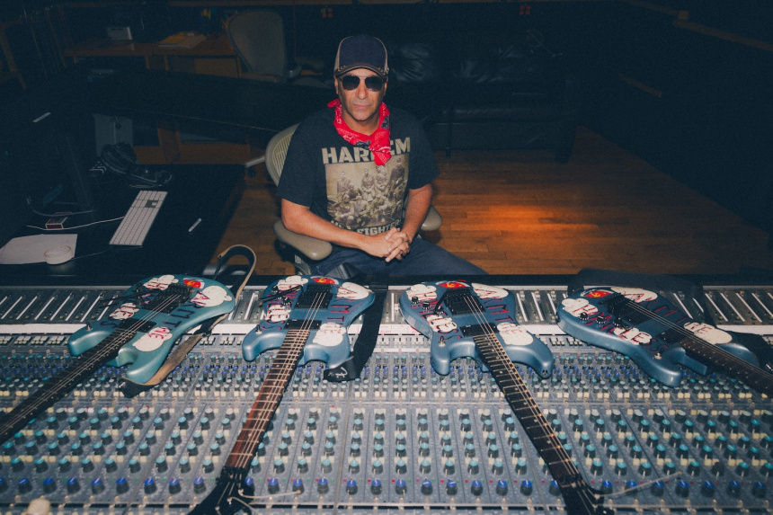 Tom Morello con copias de la Fender Arm The Homeless