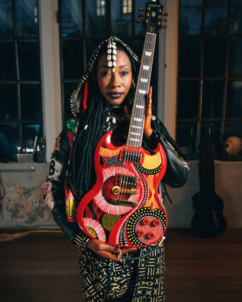 Fatoumata Diawara con su Epiphone signature