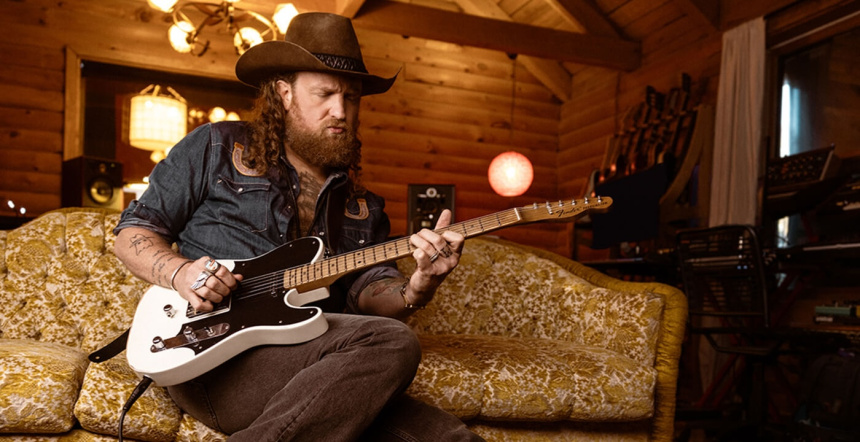 John Osborne en el sofa con su Telecaster signature