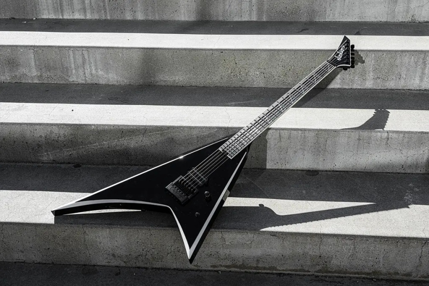 Jackson Christian Andreu Rhoads RR24 EVTN sobre unas escaleras