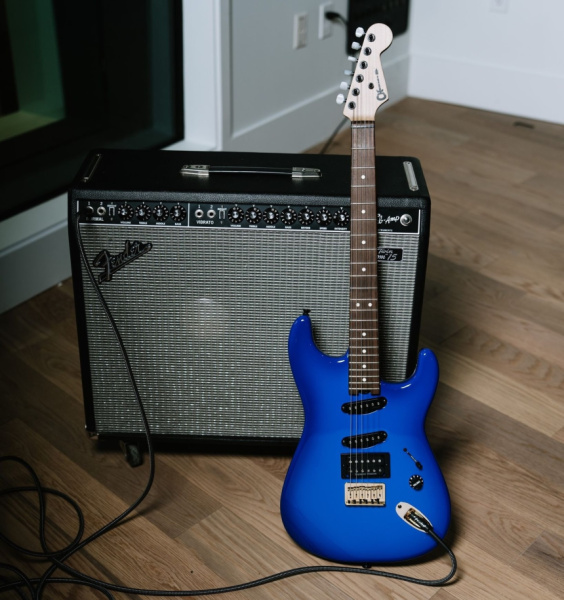 Charvel Jake E Lee Signature Pro Mod San Dimas Style 1 HSS HT RW junto a ampli Fender