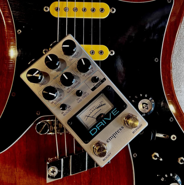 Empress Effects Drive sobre una guitarra Guild