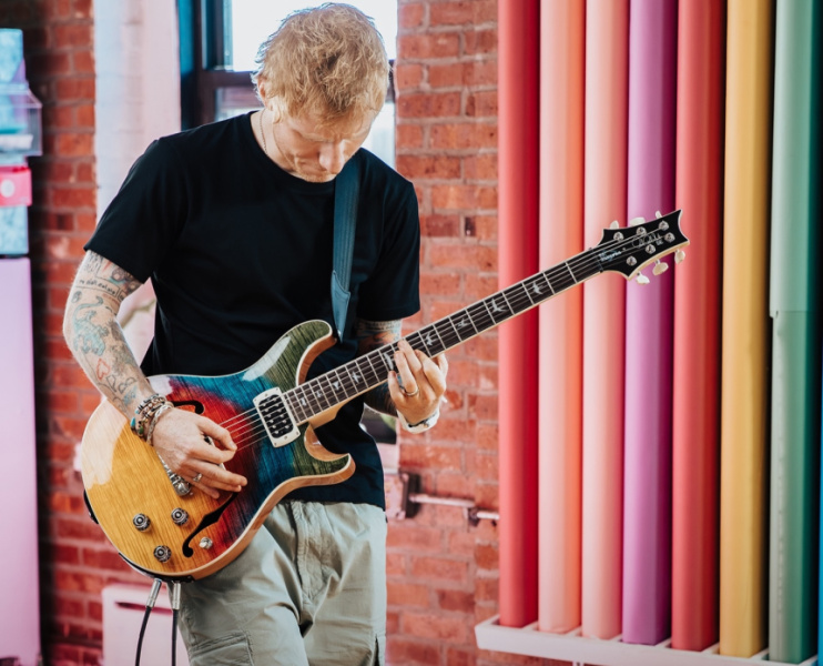 Ed Sheeran con la Hollowbody I Piezo Baritone en Kaleidoscope