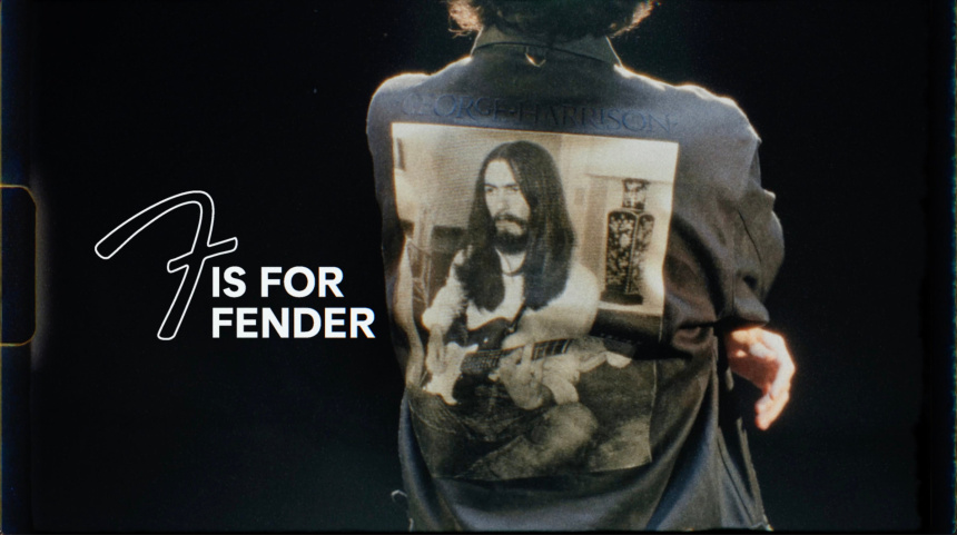 Espalda de persona con chaqueta vaquera oscura que muestra una foto de George Harrison con guitarra