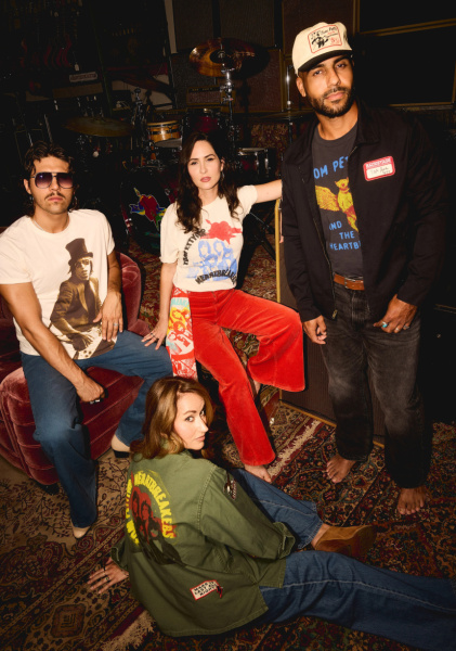 Cuatro modelos con prendas de la colección imogene + willie x Gibson y camisetas de Tom Petty and the Heartbreakers.