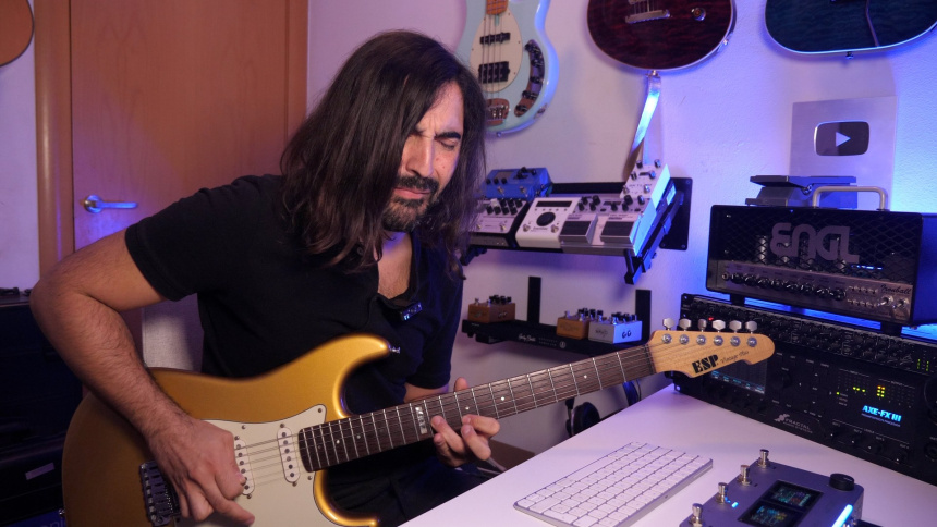 Micky Vega tocando una guitarra eléctrica ESP dorada en su estudio, con el Zoom Neurig sobre la mesa y pedales y un cabezal ENGL al fondo.