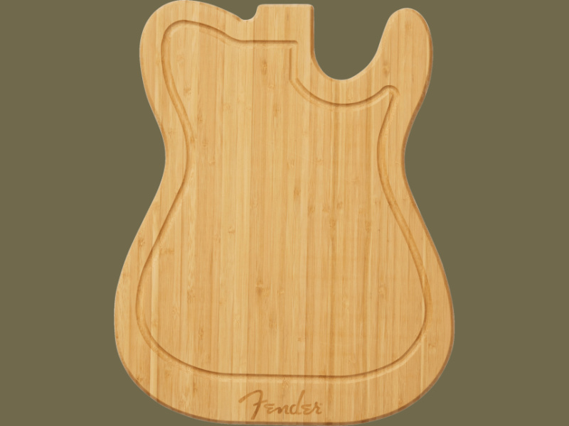 Vista cenital de la tabla de cortar Fender Telecaster de bambú con forma de cuerpo de guitarra, ranura perimetral y logotipo grabado.