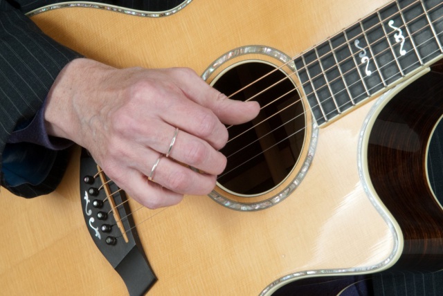 right-hand-on-guitar-1024x685_6258_640.jpg