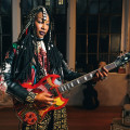 Epiphone Fatoumata Diawara SG de inspiración africana, la primera signature de la marca para una mujer negra
