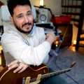 Tony Waka y su equipo de guitarra para casa: válvulas, ¡pero controladas!
