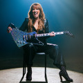 Lzzy Hale lleva a Epiphone el llamativo acabado holográfico de su Kramer Voyager a una nueva Explorer