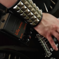 Un Boss Metal Zone incrustado en una guitarra: lo creas o no, alguien lo ha hecho