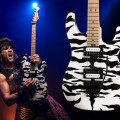 Charvel Satchel Signature Pro-Mod DK22 con acabado White Bengal para el líder de Steel Panther