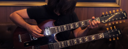Probando la doble mástil Gibson EDS-1275 de Jimmy Page en Guitar Legends Hall