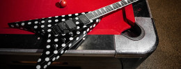 La Jackson Phil Demmel Pro Series Signature King V KV Polka Dot rinde homenaje a Randy Rhoads